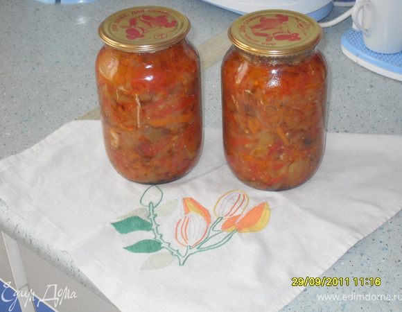 Овощи порезать соломкой.Морковь натереть на крупной терке.Все по отдельности обжарить на растительном масле.Сложить в одну емкость и потушить еще 20-30 минут,за 5 минут добавить пропущенный через чеснокодавилку чеснок.Разложить в стерилизованные банки и закатать.