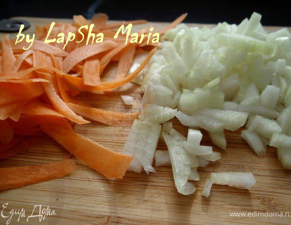 Нашинковать мелко луковицу, морковь тонко нарезать. Я это делаю с помощью овощечистки.