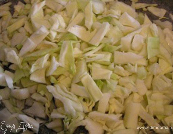 Нашинковать (или просто нарезать) капусту, тушить на растительном масле с добавлением небольшого количества воды до полуготовности,