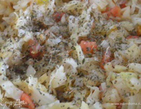 Посыпать базиликом, посолить, поперчить.