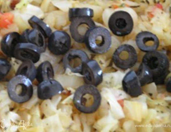 Затем добавить маслины, разрезанные на 2-3 части, прогреть.