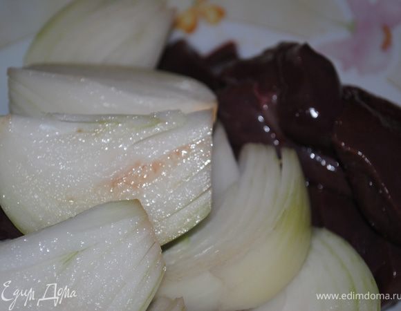 Печенку и лук пропустить через мясорубку