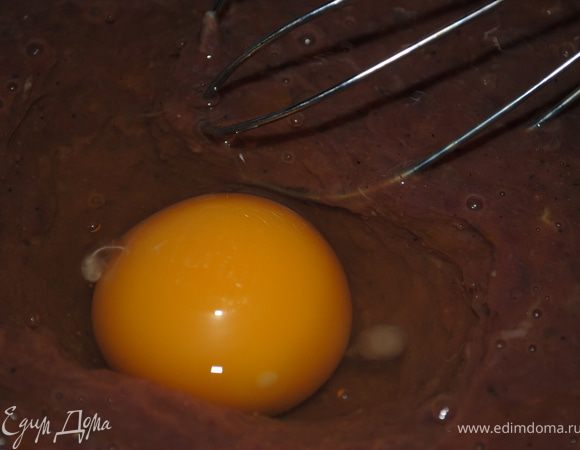 Вбить яйца, всыпать муку, хорошо вымешать, потом добавить молоко, тоже хорошо вымешать