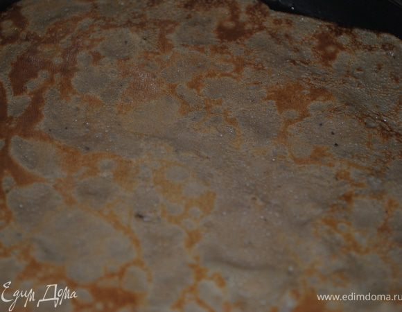 Разогреть очень хорошо сковородку, и выпекать как блины, они должны быть и тоненькие как блины