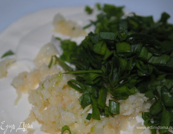 В майонез добавить чеснок и зелень