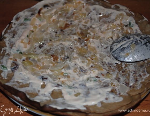 Затем опять блин, опять майонез, и ложка жареного лука