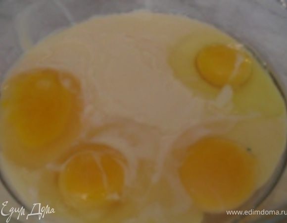 Сгущенку выливаем в замесочную тарелку, вбиваем яйца...