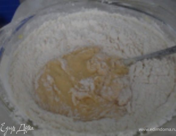 ...замешиваем тесто, постоянно подсыпая муку...