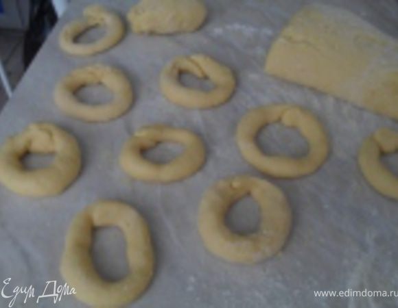 ...отрываем небольшие кусики теста и делаем колечки...