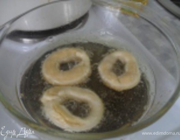 ...масло подогреть в кастрюльке, в раскаленное масло укладываем колечки, обжариваем с двух сторон...