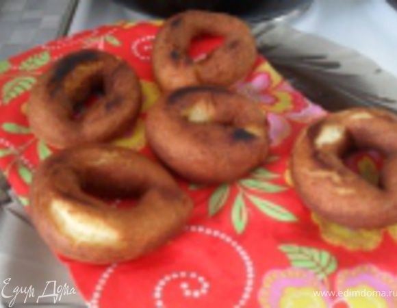 ...достаем пончики из фритюра, кладем на бумажное полотенце, чтобы впиталось масло...