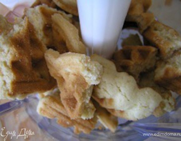 Для первого слоя. Печенье поместить в большую чашу блендера,