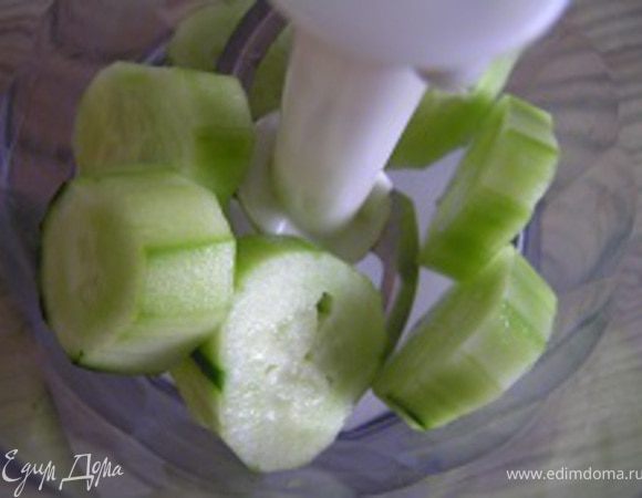 Огурец очистить от кожуры, поместить в чашу блендера,