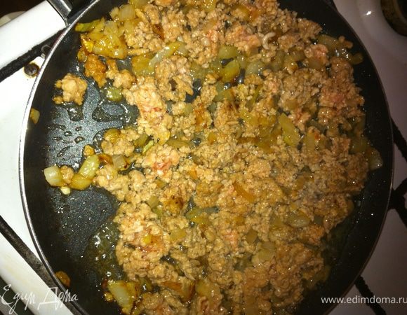 Фарш обжарить на растительном масле вместе с луком и чесноком, посолив, поперчив и приправив прованскими травами.