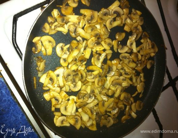 Отдельно обжарить шампиньоны.