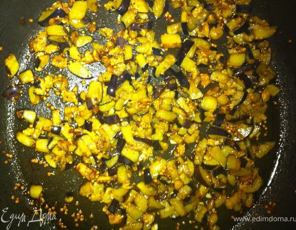 Так же обжарить баклажан, порезанный мелкими кусочками, посолив. Когда баклажан будет практически готов, выдавить в сковородку зубок чеснока, перемешать и снять с огня.