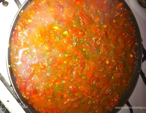 Приготовить соус: лук обжарить, добавить измельченные помидоры, посолить, поперчить, добавить щепотку сахара, прованских трав и тушить на медленном огне под крышкой минут 8. Затем выдавить в соус чеснок, добавить зелень и снова тушить под крышкой до консистенции однородного густого соуса. Если сока получилось мало для тушения, можно добавить воды, бульона или томтного сока.