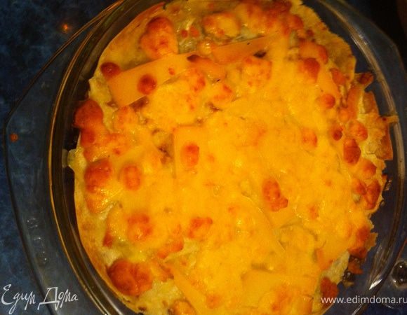 Затем в смазанную форму выкладываем запеканку слоями: двойной слой лаваша, затем фарш, лаваш, соус, лаваш, грибы, половина тертого сыра, лаваш, баклажан, лаваш, оставшийся сыр. Каждый слой лаваша смазывать майонезом. Затем запекать в духовке до румяной корочки!