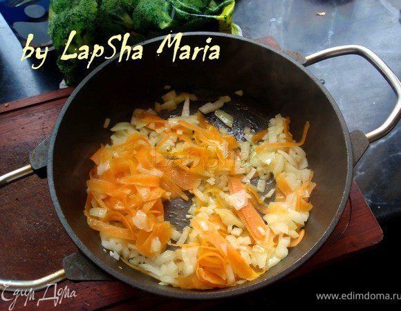 Обжарить на небольшом количестве малса до прозрачности лука.