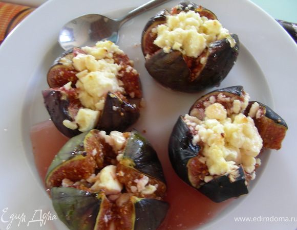 Крошим фету и наполняем ею наш инжир, затем поливаем медом и отправляем в духовку на 5-8 минут. Подаем сразу же.
