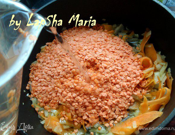 Добавить чечевицу и 500 мл. воды.