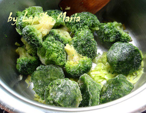 Добавить шпинат, брокколи и 300 мл. воды. 