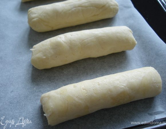 Духовку разогреть до 180 °,противень застелить пергаментом.Положить булочки.