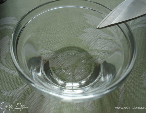 Затем в чашку налить холодную воду,макнуть в нее ножницы и сделать надрезы на каждой булочке.
.