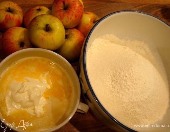 Растопить сливочное масло и смешать его со сметаной.Соединить сухие ингредиенты с масляной смесью.Замесить тесто и убрать его в холодильник на 1 час.