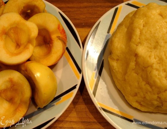 Яблоки разрезать пополам,удалить косточки и при необходимости очистить и сбрызнуть лимонным соком или кальвадосом.