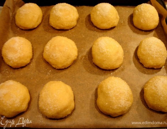 Переложить печенье на противень,"щёчкой"вверх,наколоть вилкой,смазать белком и присыпать сахаром.Выпекать при t 180*C до румяной корочки.Готовое печенье можно украсить растопленным шоколадом.Приятного чаепития!