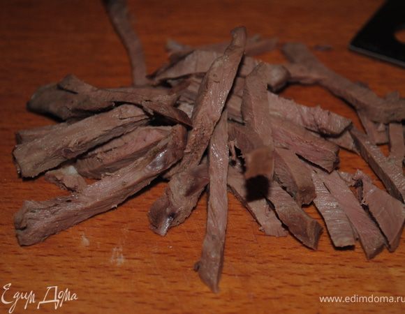 Сердце промыть, отварить и нарезать соломкой