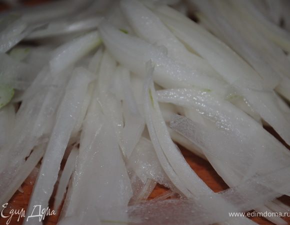 Лук тоже мелко нарезать соломкой и замариновать, оставить на 30 минут, потом маринад слить и добавить к сердцу, заправить майонезом.