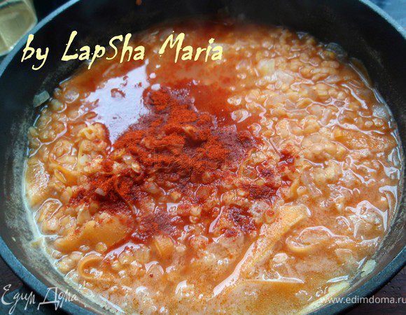 Когда вода закипит, посолить, приправить красным перцем и добавить паприку. 
Отсавить томиться под крышкой на маленьком огне 10 минут. 
