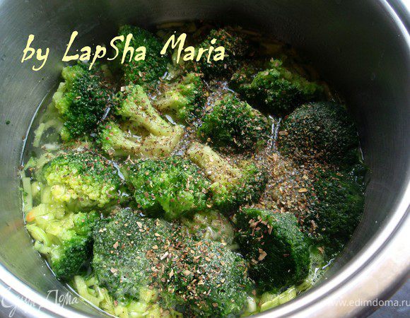 Когда вода закипит посолить, приправить черным перцем и итальянскими травами. Накрыть крышкой и осавить томиться на 10-15 минут.