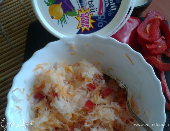 Добавляем 2 ст.л.майонеза или сметаны(или растит.масла)и соль.