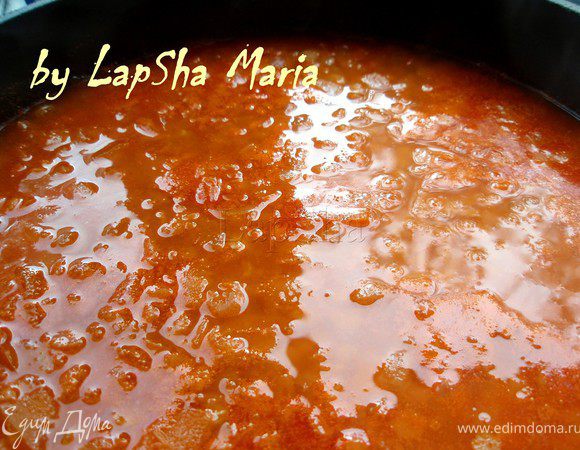 Через 10 минут чечевицы впитает большую часть воды и развариться. Добавить ещё 200 мл. воды и оставить томиться ещё минут 5-7. Можно добавить ещё немного паприки, если недостаточно цвета. И попробовать на достаточность соли.