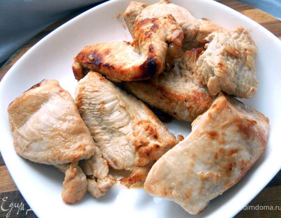 Индейку нарезать произвольно и обжарить на растительном/оливковом масле, до желаемого состояния.