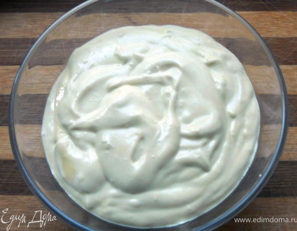 Рецепт майонеза взял у Юлии Высоцкой: http://www.edimdoma.ru/recipes/1434. Количество ингредиентов привел не совсем точно, ибо у меня главную роль играет интуитивно-детуктивный метод:) И основное отступление: сначала в блендере растер желток с горчицей и бОльшей частью лимонного сока, а затем добавил масло, конечно, не все сразу, но и не по капле точно, в 4-5 этапов. И в завершении долька(и) чеснока и еще раз взбить, несколько секунд. Домашний почти майонез готов:)