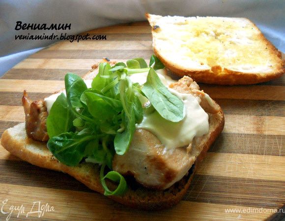 Чиабату сбрызнуть оливковым маслом, подсушить в духовке или на сухой сковороде. Выложить кусочки индейки, корн, поверх - майонез. Подавать сразу же. Ну, очень душевно:)