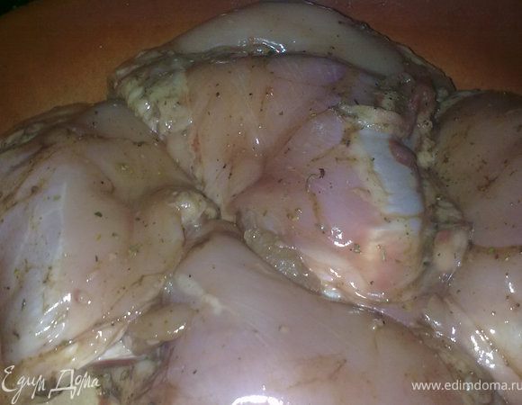 смазать бедра смесью из приправы, масла и уксуса, дать настояться 30 мин и в духовку на 40-45 минут.
Приятного аппетита!!!