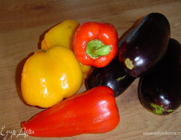  Моем перцы и баклажаны, обсушиваем. Перцы разрезаем на 4 части, убираем сердцевину. У баклажанов срезаем плодоножки и нарезаем вдоль не тонкими пластинами.
  Перец выкладываем на противень кожицей вверх и смазываем растительным маслом. Солим и раскладываем между перцами 6 неочищенных долек чеснока, предварительно разрезанные пополам, а также  лавровый лист. Накрываем противень фольгой и запекаем в духовке при температуре 190ºС около часа, чтобы перцы стали мягкими. Запеченные перцы сразу же сложить в миску и накрыть крышкой или пищевой пленкой(так они будут лучше чиститься) и оставить так минут на 10, а затем очистить от кожицы.
 Ломтики баклажанов смазать с обеих сторон растительным маслом, сбрызнуть лимонным соком и уложить на противень. Посолить, и так же, как и в случае с перцами, разложить между баклажанами чеснок и лавровый лист. Противень не накрывать фольгой и запекать при температуре 180 гр. 25-30 минут.
 Берем миску объемом около 1,5 л, смазываем ее растительным маслом, а сверху выкладываем два-три слоя пищевой пленки, так чтобы края свисали. Вдоль бортов миски и дна,  вертикально укладываем ломтики испечённого баклажана, слегка внахлёст друг на друга. Дно должно быть плотно закрыто, а верхние края должны  свисать за края миски. На дно кладем перец(но не весь, а столько, чтобы закрыть дно) и немного придавливаем, сверху выкладываем заранее нарезанную на полоски брынзу, затем опять перец, брынзу и так делаем до тех пор, пока не заполним миску. Затем накрываем террин свисающими концами баклажанов, а потом пленкой. В пленке делаем проколы, чтобы смогло выйти лишнее масло и сок. Накрываем крышкой, придавливаем каким-либо грузом и отправляем для прессовки на 12 часов в холодильник.
 Сверху готовый террин посыпать кунжутом.
 Приятного аппетита!!!