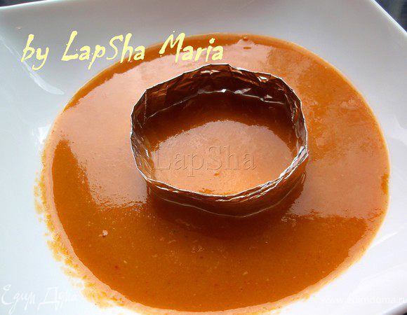 На тарелку выкладываем сначало несколько половников чечевичного супчика. Затем из фольги сделать плотное кольцо и положить в центр тарелки чуть придавив. 