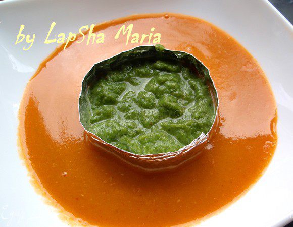 В кольцо налить половник "зеленого" супчика.