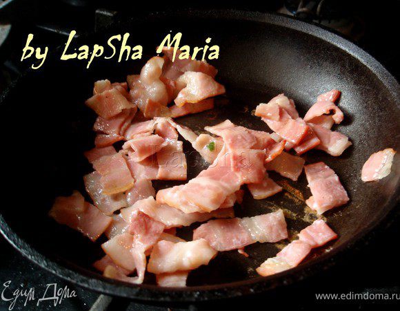 Если вы хотите сделать блюдо более стыным или кто-то вашей семье не признает супов без мяса, можно обжарить кусочки бекона...