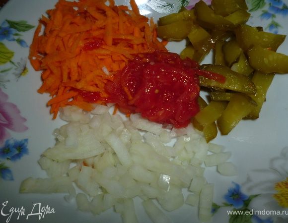 готовим заправку:
Луковицу нарезать мелко,морковь натереть на терке,помидоры я тоже тру на терке.Огурцы нарезать вдоль на пластинки и затем поперек соломкой.