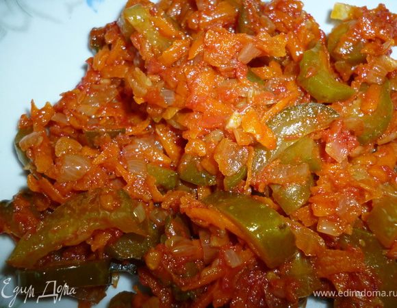 На сковороде обжариваем на растительном масле сначала лук,добавляем морковь,затем огурцы и жарим пока из огурцов не испарится вся жидкость,добавляем помидоры и томат пасту и сахар и тушим еще минут 5-10.Картофель чистим.Болгарский перец нарезать крупной соломкой.