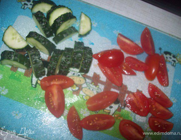 огурец помыть и нарезать на крупные ломтики, помидоры нарезать на четвертинки