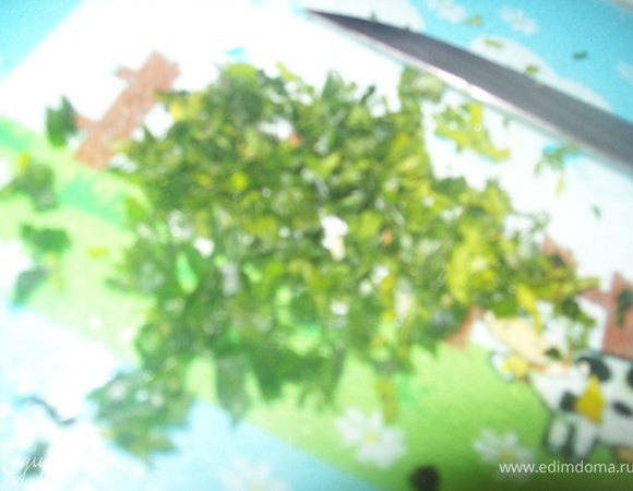 петрушку помыть, просушить и мелко нарубить