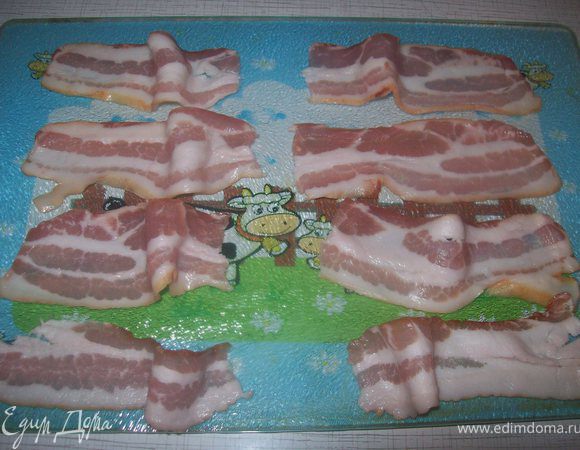 Каждый ломтик бекона разрезать поперек. Скатать руле тиком. Можно сколоть зубочисткой что бы не разворачивался, но я обошлась без этого. и отправить в духовку запекаться до тех пор пока бекон не подрумянится.) Если вы использовали зубочистки , то после запекания их необходимо вытащить